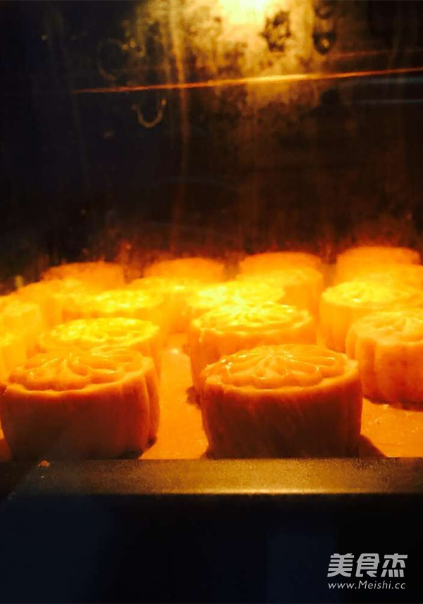 Mooncake with Egg Yolk and Lotus Paste (63g) recipe