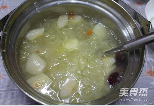 Horseshoe Snow Pear White Fungus Soup recipe