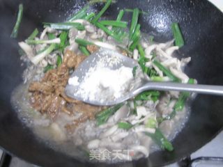 Stir-fried Pork with Garlic Shimeji Mushroom recipe