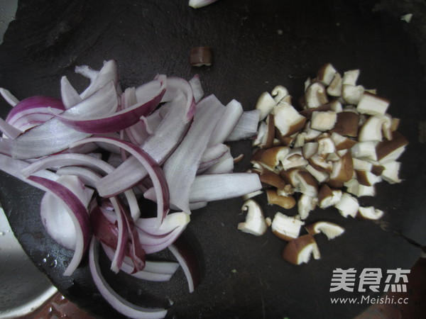 Stewed Saury with Onion and Shiitake Mushrooms recipe