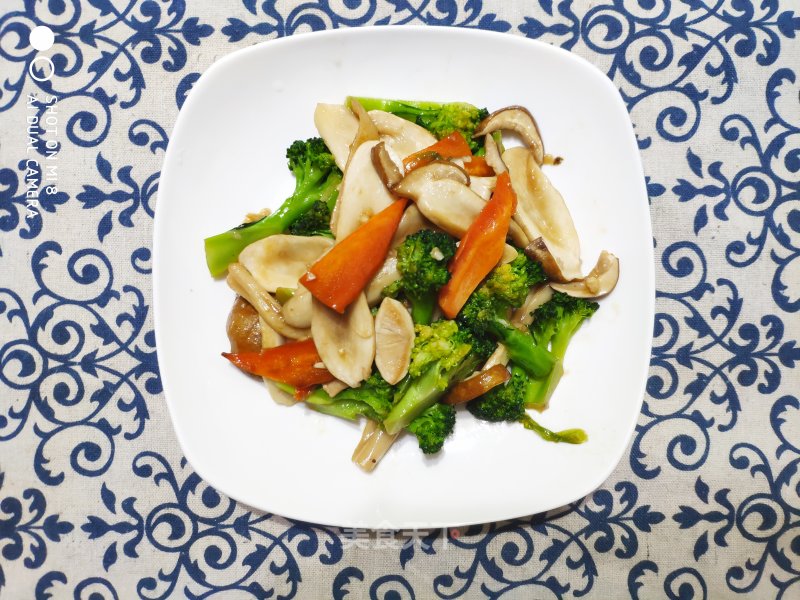 Stir-fried Broccoli with Agaricus and Carrots recipe