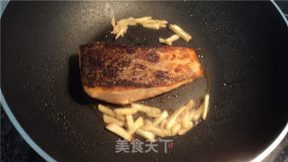 Salmon with Onion and Black Pepper Sauce recipe