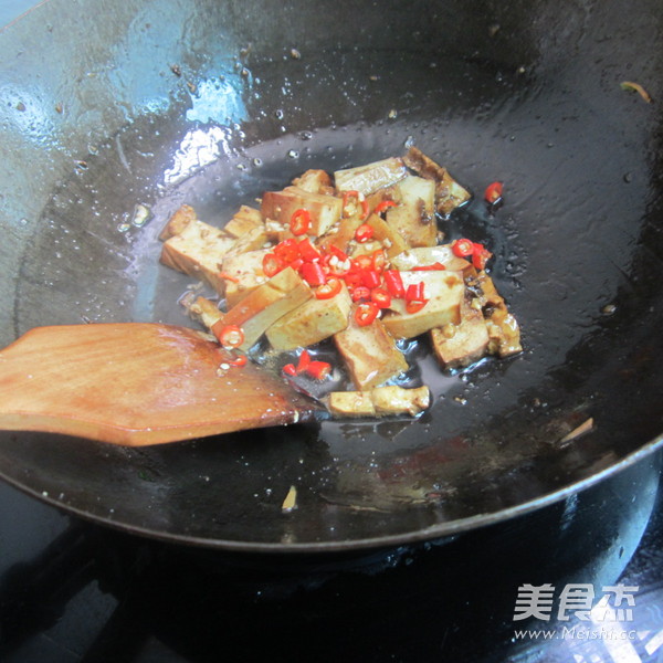 Grilled Sausage with Spiced Dried Celery recipe