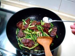 Family Fried "spicy Sausage Stir-fried Garlic Seedlings" recipe