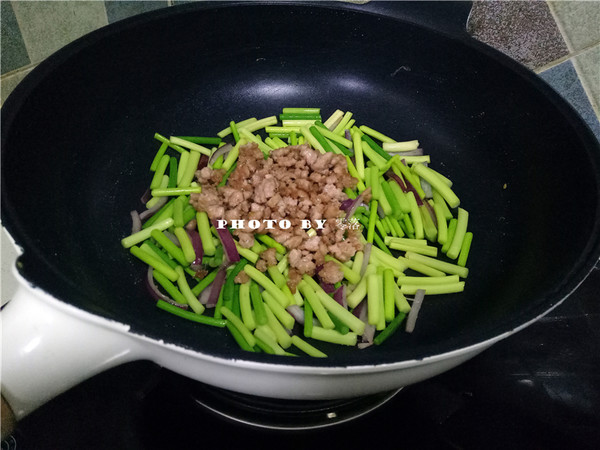 Stir-fried Pork with Garlic Sprouts recipe