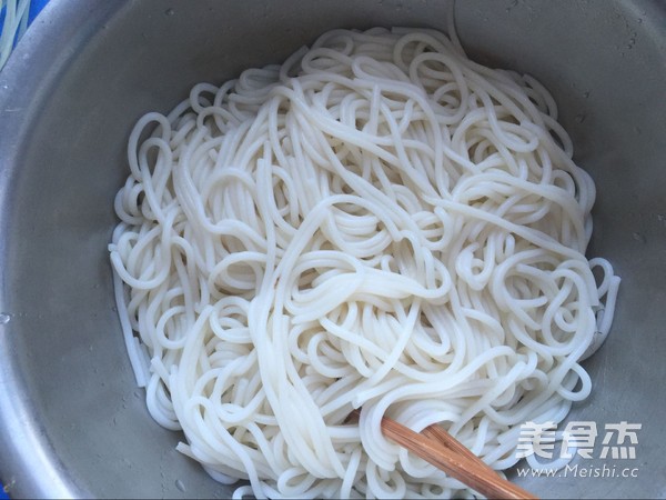 Fried Noodles with Onion, Cabbage and Shredded Pork recipe