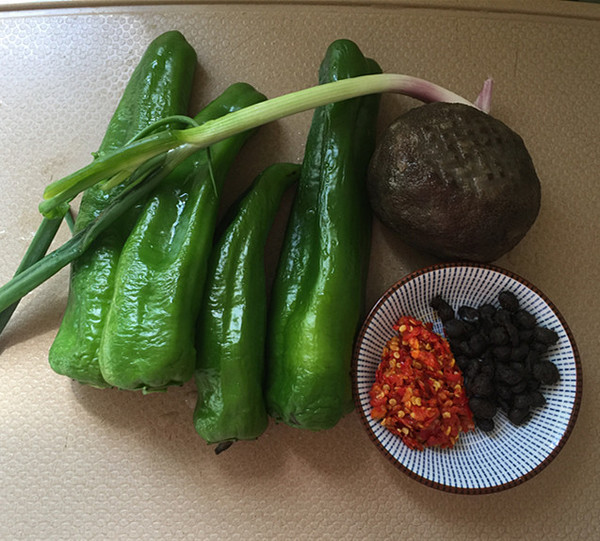 Stir-fried Pork Blood Meatballs with Green Peppers recipe