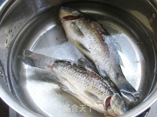 Simple Milky White Nutritious Soup-crucian Carp and Mushroom Soup recipe