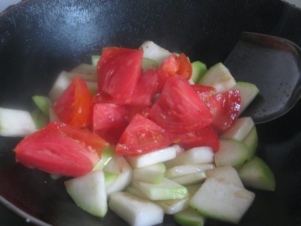 Stir-fried Gourd with Tomatoes recipe