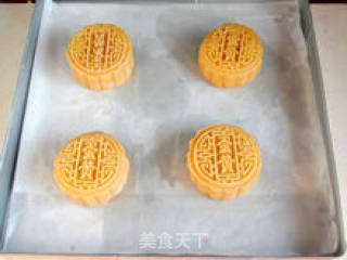 【cantonese-style Lotus Paste and Egg Yolk Moon Cakes】--- Favorite Moon Cakes recipe