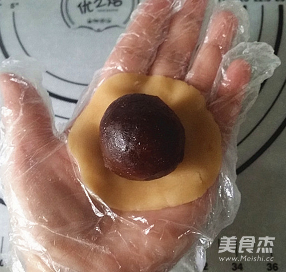 Cantonese Egg Yolk Mooncake recipe
