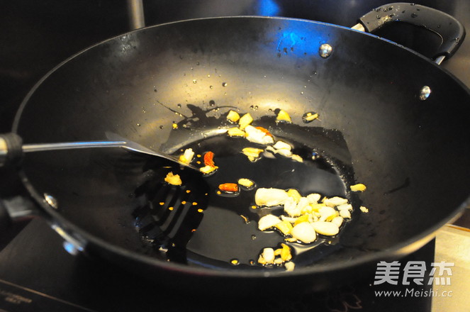 Stir-fried Squid with Leek Moss and Clean Up recipe