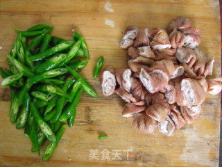 【festive Family Banquet Stir-fried Sautéed Pork Intestines with Hot Peppers recipe