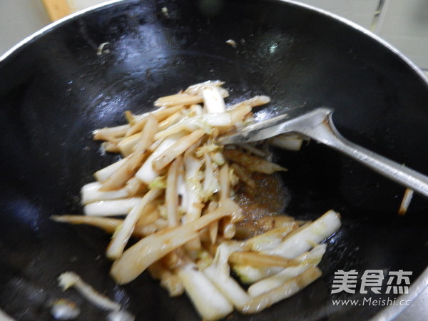 Sauce-flavored Cabbage Root Fried Lotus Root recipe