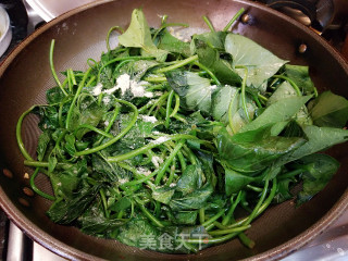 Stir-fried Sweet Potato Leaves with Fermented Bean Curd and Garlic recipe