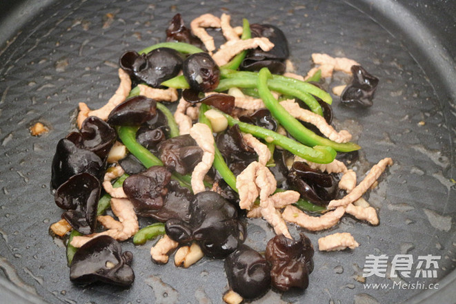 Stir-fried Fungus with Green Pepper and Shredded Pork recipe