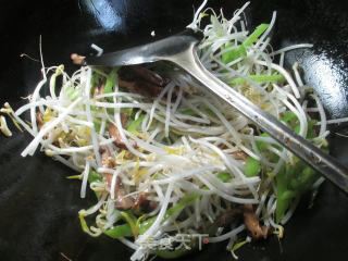 Stir-fried Mung Bean Sprouts with Mushrooms and Peppers recipe