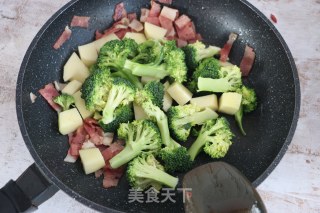 Broccoli, Potato and Bacon Soup recipe