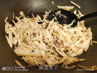 Stir-fried Shredded Radish with Mushrooms and Minced Meat recipe