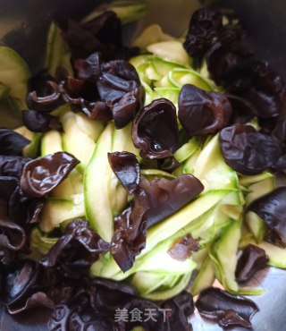 Stir Fried Fungus with Garlic Zucchini recipe