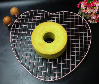 Chiffon Cake with Spinach Sauce recipe