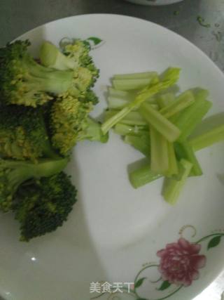 Broccoli with Tomato and Walnut Sauce recipe