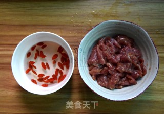 Stir-fried Pork with Lily and Celery recipe