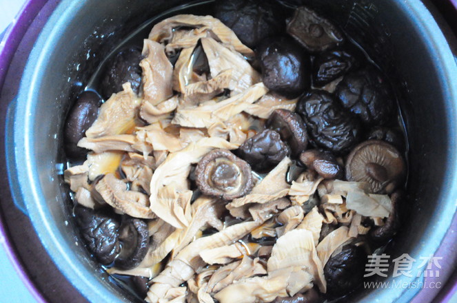 Stir-fried Pigeon with Mushrooms and Dried Bamboo Shoots recipe