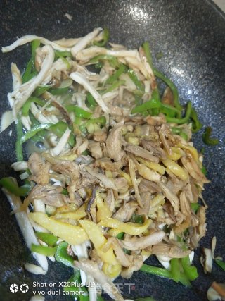 Stir-fried Shredded Chicken with Matsutake recipe