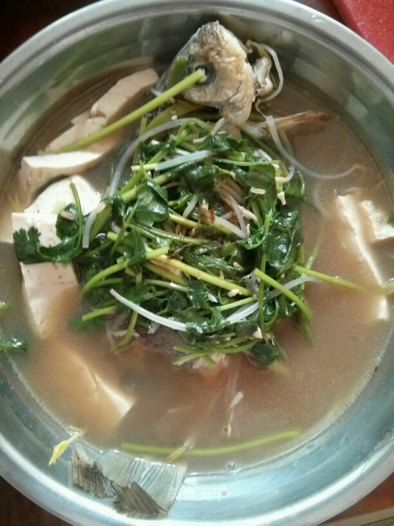 Crucian Carp with Bean Sprouts and Tofu Soup recipe