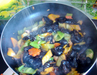 Stir-fried Fungus with Mushrooms and Green Peppers recipe