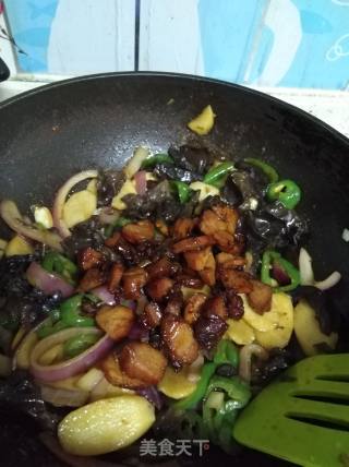 Stir-fried Barbecued Pork with Pepper, Fungus and Mountain Pill recipe