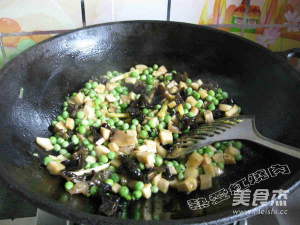 Pleurotus Eryngii and Fungus Fried Peas recipe