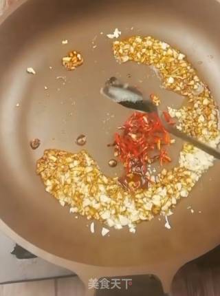 Lettuce Drizzled with Garlic and Spicy Oil recipe