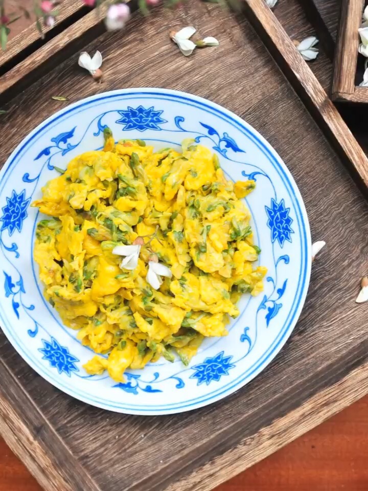 Scrambled Eggs with Sophora Japonica recipe