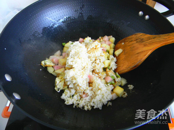 Egg-flavored Fruit Fried Rice recipe