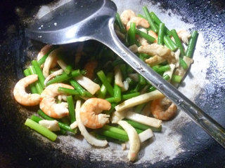 Stir-fried Double Fresh with Garlic Stalks recipe