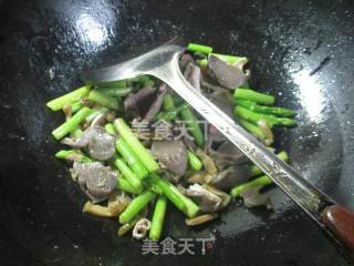 Stir-fried Goose Gizzards with Shredded Mustard and Asparagus recipe