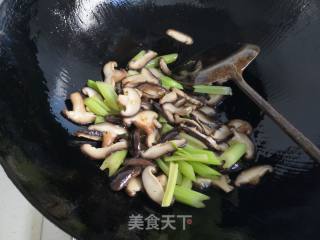 Stir-fried Celery with Shiitake Mushrooms recipe