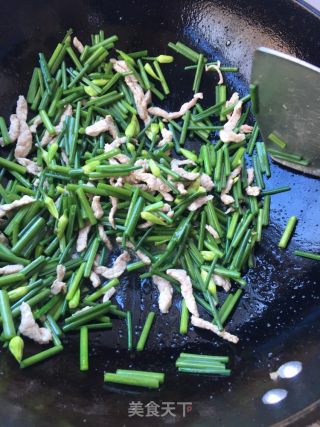 Stir-fried Pork Blood with Shredded Pork and Leek recipe