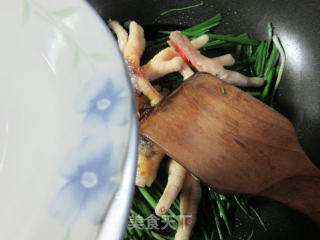 Braised Chicken Feet with Chives recipe