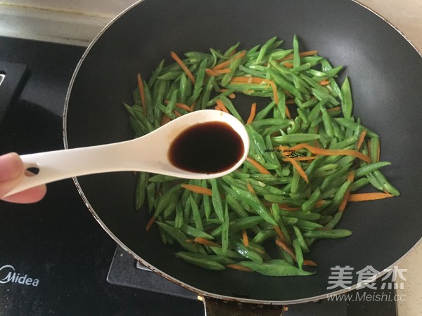 Stir-fried Beans with Carrots recipe
