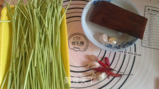 Stir-fried Bacon with Artemisia Quinoa recipe