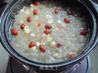 Nourishing Beauty-rock Sugar, White Fungus and Lotus Seed Soup recipe