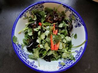 Coriander Mixed with Black Fungus recipe