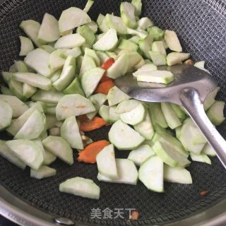 Loofah Stir-fried Conch Slices recipe