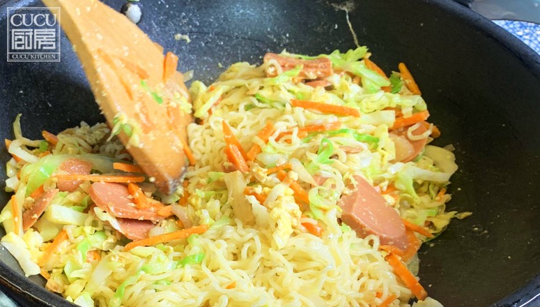 The Fried Instant Noodles at The Food Stall are Really Fragrant recipe