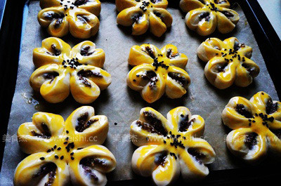 Four-leaf Clover Bread Stuffed with Bean Dregs recipe