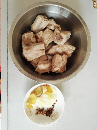 Braised Pork Ribs with Crab Mushroom Vermicelli recipe