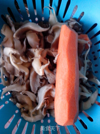 Carrots, Mushrooms, Sea Cucumber and Minced Meat with Rice recipe